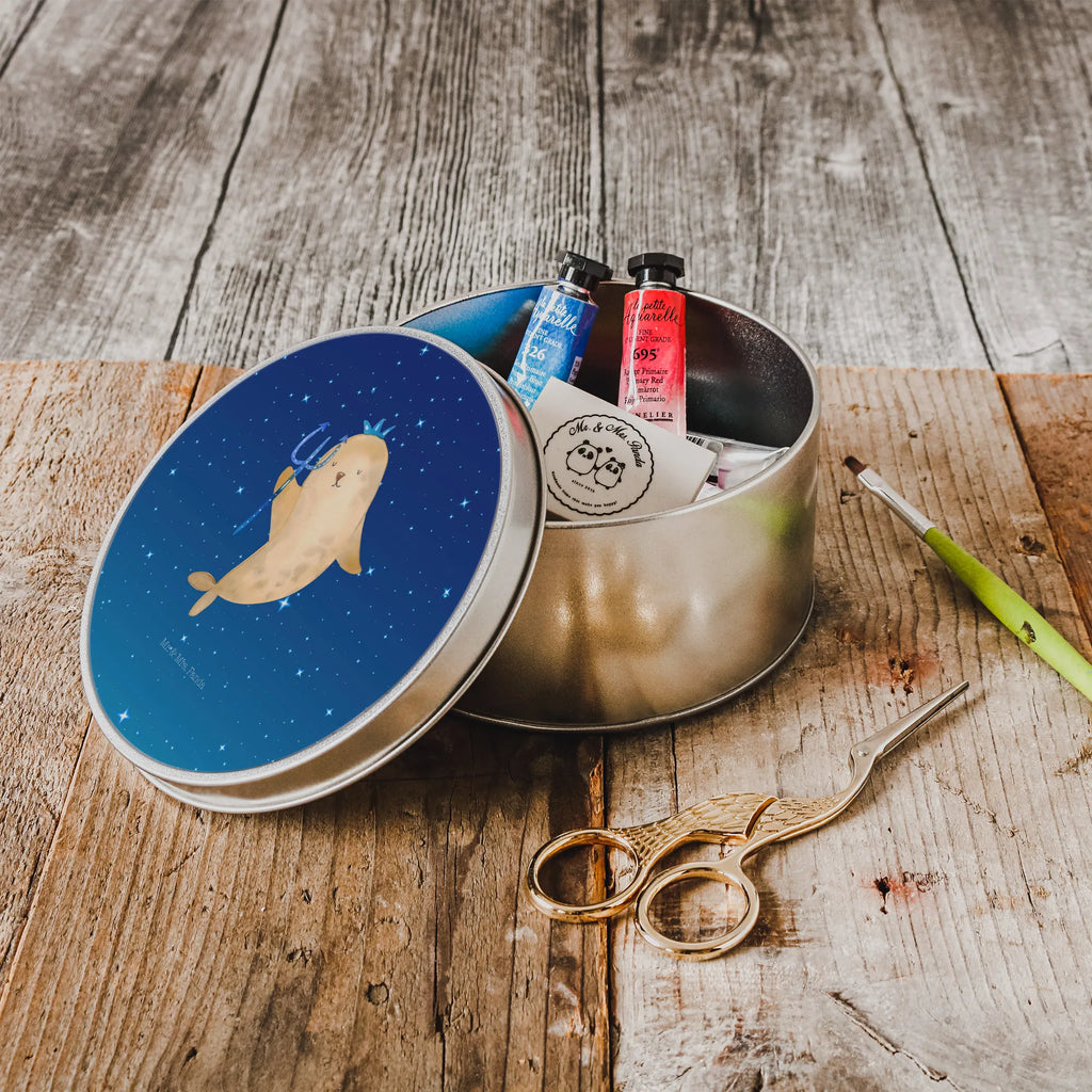 okrągła puszka z blachy znak zodiaku Wodnik runde blechdosen, blechdosen, Aufbewahrungsbox, Vorratsdose, gebäckdose, Runde Blechdose, Vorratsdosen, runde keksdosen, geschenkdosen, Blechdose Rund, Keksdose, runddose, Metalldose, Metalldose Rund, Geschenkdose, Dose, metalldosen, Metallbox, metallboxen, Aufbewahrungsdosen, dosen, Aufbewahrungsdose, Blechdose, gebäckdosen, Runde Dose, plätzchendose, runddosen, keksdosen, plätzchendosen, runde keksdose, runde dosen, Sternzeichen, Tierkreiszeichen, Horoskop, Astrologie, Aszendent, Geschenk Februar, Geburtstag Januar, Nix, Meermann, Wassermann Geschenk, Geburtstag Februar, Geschenk Januar, Meer Geschenk, Wassermann Sternzeichen