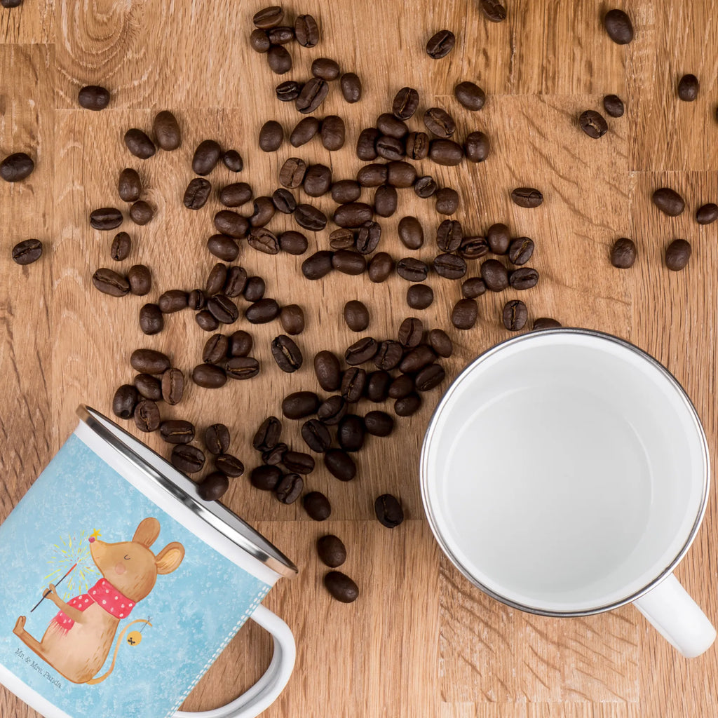 Camping Emaille Tasse Maus Weihnachten emaillebecher, Kaffeebecher, Pott, wandertasse, Tasse, Blechtasse, Campingtasse, Kaffeetasse, Metalltasse, Becher, Emaille Tasse, blechbecher, Reisebecher, Emailletasse, Campingbecher, Teebecher, reisetasse, Tasse Emaille, Teetasse, becher emaille, wanderbecher, Emaille Becher, Trinkbecher, metallbecher, Wintermotiv, Winter, Weihnachtsdeko, Weihnachten, Nikolaus, Advent, Heiligabend, Mäuschen, Weihnachtswunder, Maus, Frohe Weihnachten, Weihnachtsmotiv, Weihnachtsgruß