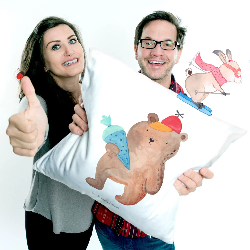 40x40 poduszka Niedźwiedź Torebka szkolna Motivkissen, wurfkissen, Polsterkissen, microfaser zierkissen, zierkissen 40x40, wohnzimmer kissen, Kissen, kissen für sofa, Dekokissen Sofa, Sofakissen, Dekokissen 40x40, 40 X 40 Kissen, zier kissen, microfaser sofakissen, deko kissen, sofa kissen, kuschelkissen 40x40, Sofakissen 40x40, Mikrofaser Kissen, microfaser kopfkissen, Kopfkissen, 40x40 kissen, Dekokissen, Zierkissen, kissen mikrofaser, Kissen 40x40, couch kissen, Couchkissen, kuschel kissen, microfaser dekokissen, kissen 40 x 40, kissen für couch, couchkissen 40x40, Kopfkissen 40x40, Kuschelkissen, Teddy, Teddybär, Bär, Schulanfang, Grundschule, Schultüte, Schule Geschenk, Erster Schultag Geschenk, Bär Motiv, Einschulung Geschenk, Schulbeginn