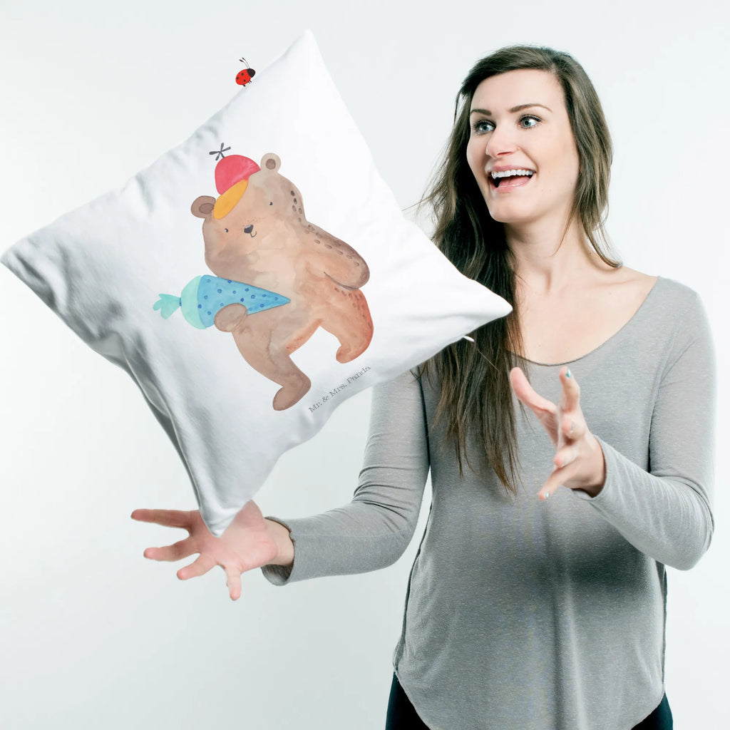 40x40 poduszka Niedźwiedź Torebka szkolna Motivkissen, wurfkissen, Polsterkissen, microfaser zierkissen, zierkissen 40x40, wohnzimmer kissen, Kissen, kissen für sofa, Dekokissen Sofa, Sofakissen, Dekokissen 40x40, 40 X 40 Kissen, zier kissen, microfaser sofakissen, deko kissen, sofa kissen, kuschelkissen 40x40, Sofakissen 40x40, Mikrofaser Kissen, microfaser kopfkissen, Kopfkissen, 40x40 kissen, Dekokissen, Zierkissen, kissen mikrofaser, Kissen 40x40, couch kissen, Couchkissen, kuschel kissen, microfaser dekokissen, kissen 40 x 40, kissen für couch, couchkissen 40x40, Kopfkissen 40x40, Kuschelkissen, Teddy, Teddybär, Bär, Schulanfang, Grundschule, Schultüte, Schule Geschenk, Erster Schultag Geschenk, Bär Motiv, Einschulung Geschenk, Schulbeginn