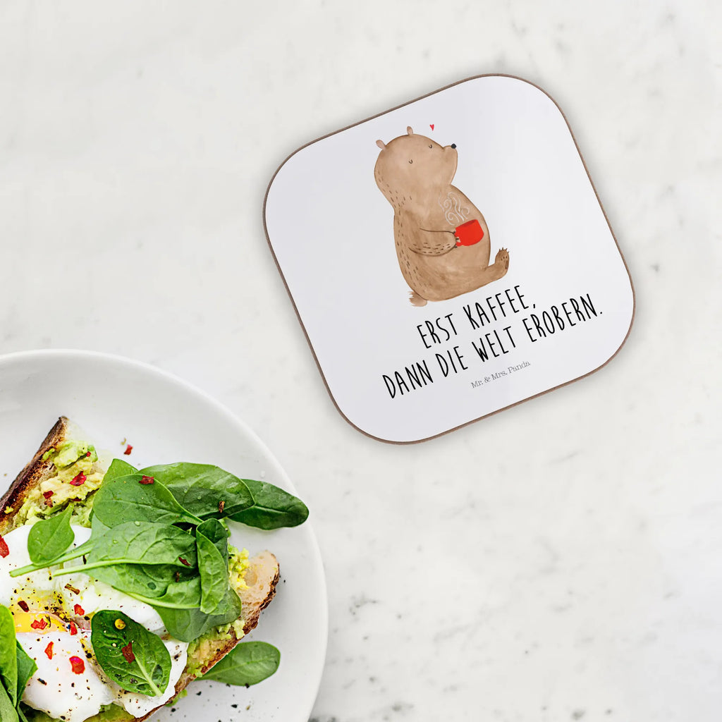 Quadratische Untersetzer Bär Kaffee Holzuntersetzer, Bierdeckel, Untersetzer, Untersetzer Design, Untersetzer Gläser, Untersetzer Holz, Glasuntersetzer, Korkuntersetzer, Tassen Untersetzer, Untersetzer aus Holz, Getränkeuntersetzer, Untersetzer für Gläser, Bär, Teddy, Teddybär, Coffee, Welt erobern, Kaffee, Welt retten, guten Morgen, Motivation, Morgenroutine, Bären