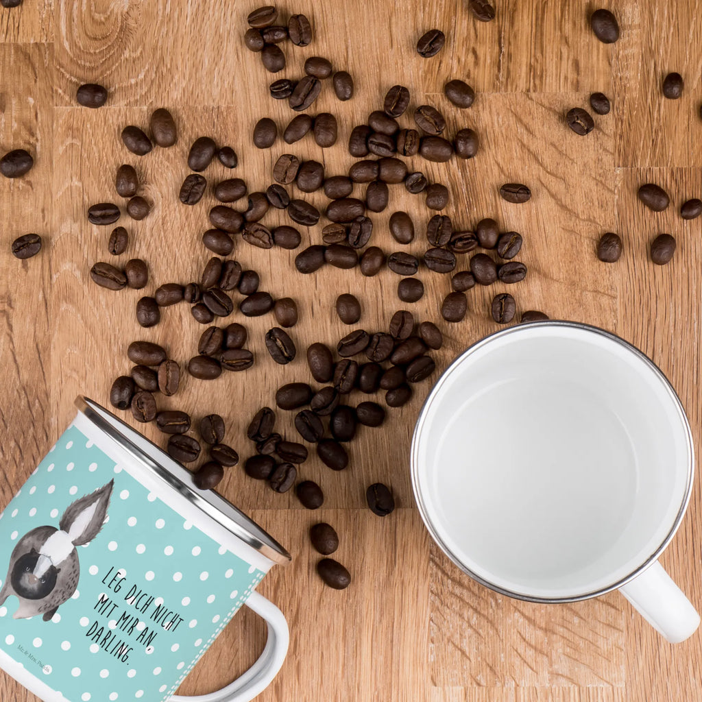 Enamel camping mug skunk attack Metalltasse, Emailletasse, Campingbecher, Trinkbecher, Teebecher, Emaille Tasse, Teetasse, reisetasse, Campingtasse, Tasse Emaille, wanderbecher, Emaille Becher, Kaffeebecher, Tasse, Pott, wandertasse, Becher, metallbecher, Blechtasse, becher emaille, emaillebecher, Reisebecher, blechbecher, Kaffeetasse, Stinktier, Skunk, Stinki, Drohung, Raubtier, Stinker, wütend, Wildtier