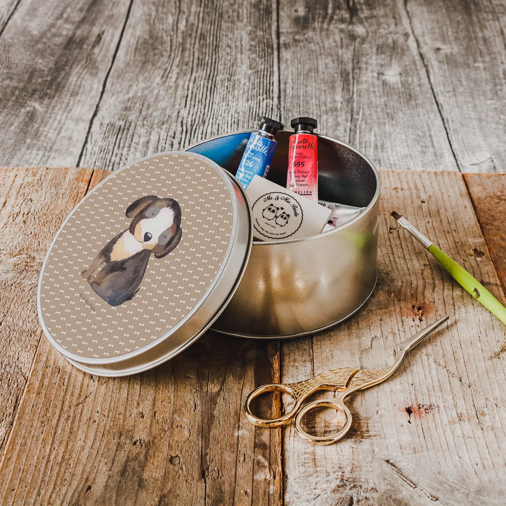 okrągła puszka z blachy pies relaks Pies, motyw psa, zwierzę domowe, rasa psa, miłośnik zwierząt, właściciel psa, powiedzenia