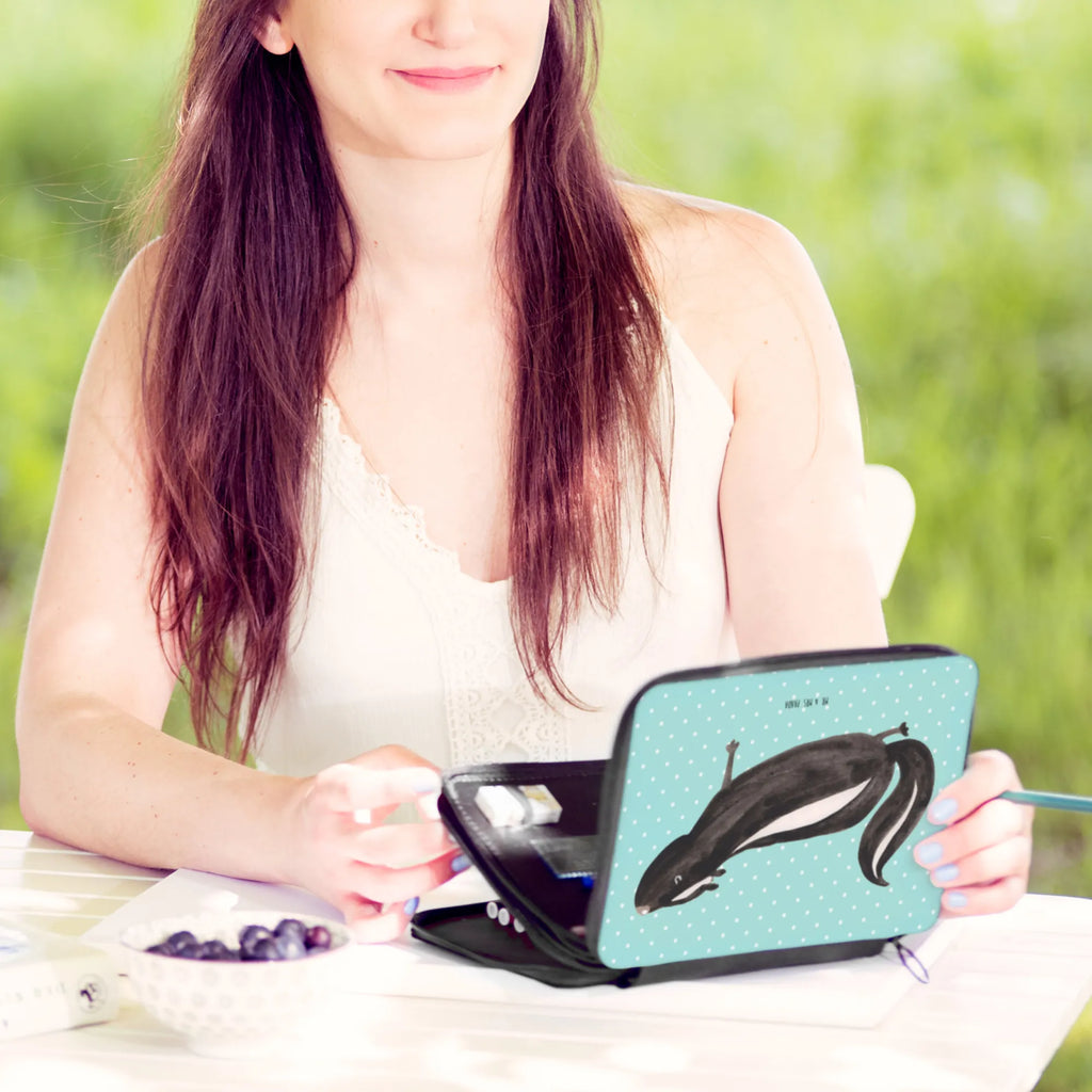 Federmappe Stinktier Yoga Bleistiftetui, Schulmäppchen, Stiftemappe, Schlampermäppchen, Federtasche, Federmäppchen, Zeichenetui, Etui für Stifte, Schreibmappe, Buntstiftmäppchen, Malmappe, Stifte Etui, Mäppchen, Schuletui, Buntstiftetui, Stiftetasche, Schreibetui, Stifteetui, Bleistift Etui, Stiftebeutel, Schüleretui, Federmappe Set, Farbstiftetui, Stinktier, Skunk, Raubtier, Namaste, Liebe, Wildtier, Yoga, Lebe, Stinker, Lache, Stinki