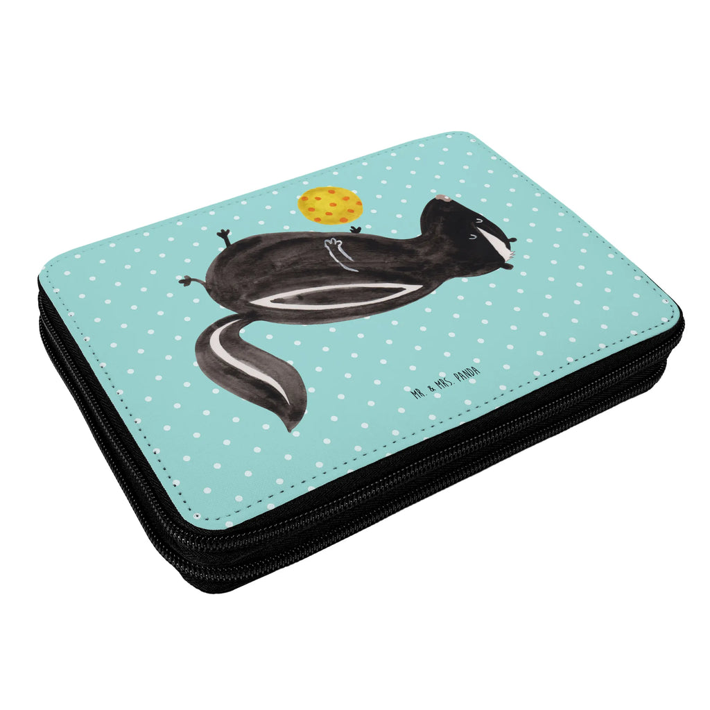 Federmappe Stinktier Ball Schülerin, Federmäppchen, Federmappe Einschulung, Stiftetasche, Bestückte Federmappe, Grundschule, Einschulung, Federmappe, Stifte Etui, Federmäppchen bedruckt, Geschenk, Kind, Motiv, Stifterolle, Schüler, Schule, Büro Stifte Etui, Kinder Federmappe, Stinktier, Skunk, Wildtier, Weisheit, Stinker, Stinki, Raubtier, verspielt