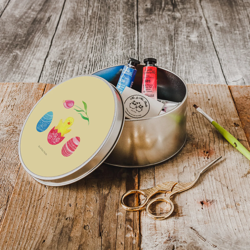 okrągła puszka z blachy pisklę wykluwanie Wielkanoc, zajączek wielkanocny, prezenty wielkanocne, gniazdo wielkanocne, dekoracje wielkanocne, prezenty na Wielkanoc, prezent wielkanocny, prezenty wielkanocne dla dzieci, Wielkanoc dla dzieci