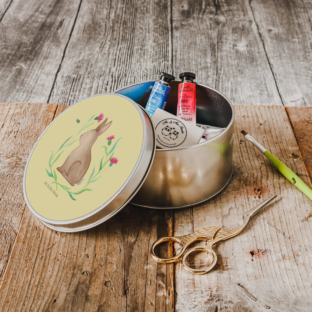 okrągła puszka z blachy zając siedzenie Wielkanoc, zajączek wielkanocny, prezenty wielkanocne, gniazdo wielkanocne, dekoracje wielkanocne, prezenty na Wielkanoc, prezent wielkanocny, prezenty wielkanocne dla dzieci, Wielkanoc dla dzieci