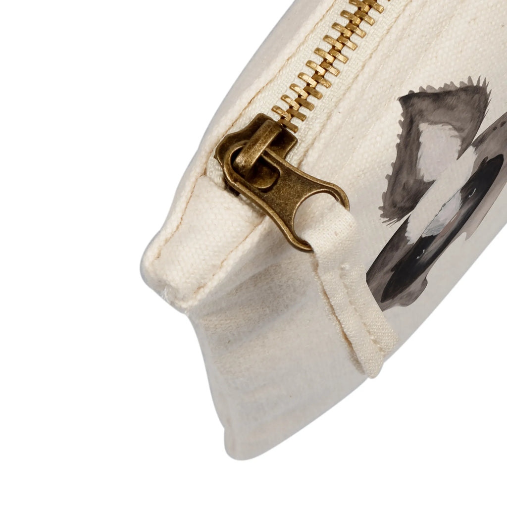 Make-up bag skunk attack Skunk, stinky, skunk, stinker, threatening, angry, wild animal, predator