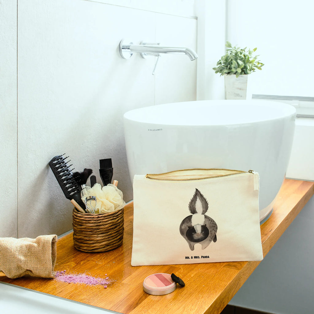 Make-up bag skunk attack Skunk, stinky, skunk, stinker, threatening, angry, wild animal, predator