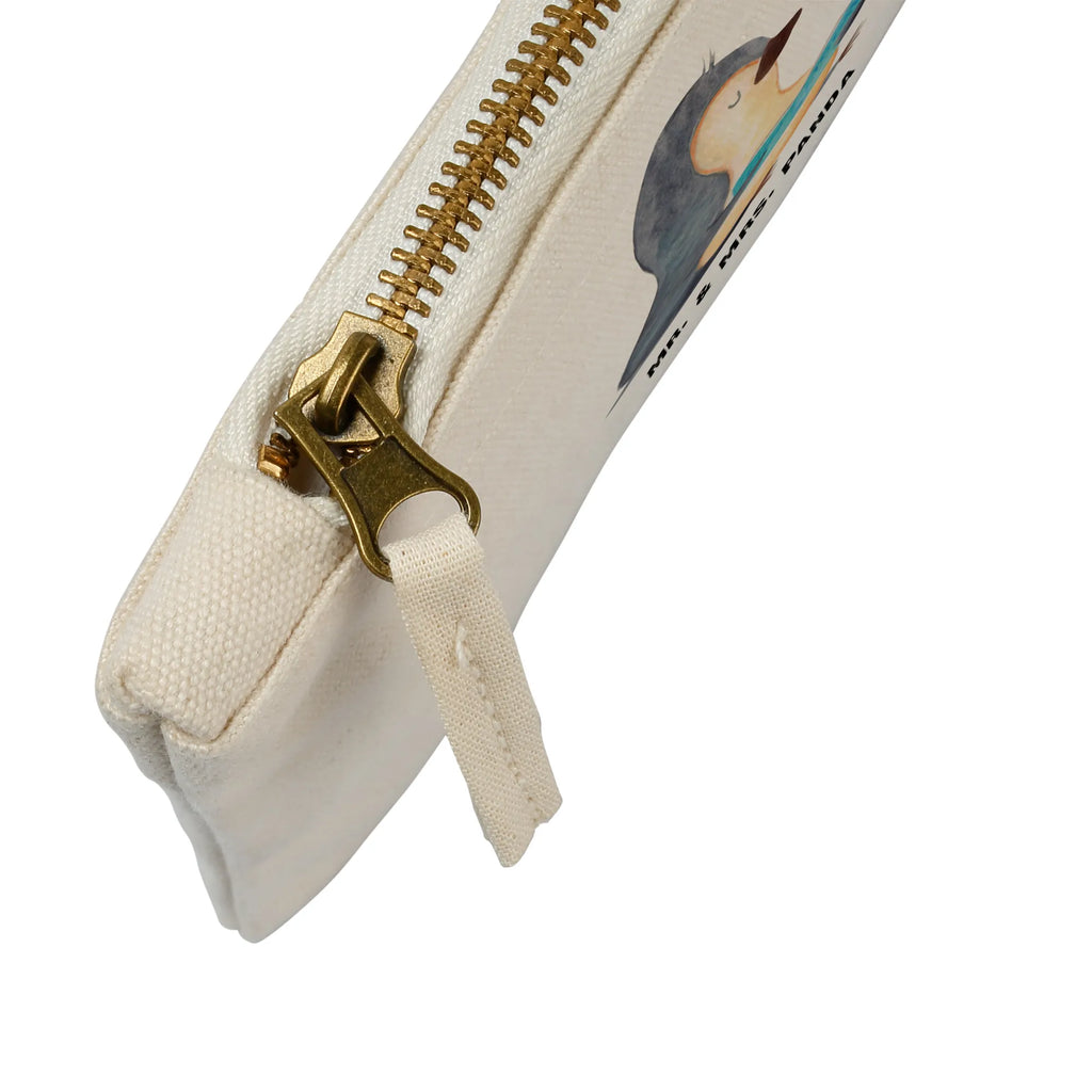 Make-up bag Penguin A book Stifteaufbewahrung, Schminktasche Reise, Kosmetiktasche Zum Mitnehmen, Schminktasche Klein, Kosmetiktasche Für Handtasche, Schminktasche Modern, Schminktasche Mit Fächern, Schminktasche für Unterwegs, Schminktasche Leder, Schminktasche Minimalistisch, Schminktasche Geschenk, Schminktasche Groß, Make-Up Tasche, Kulturbeutel Damen, Schminktasche Wasserdicht, Schminktasche Mit Reißverschluss, Schminktäschchen, Schminktasche Tiermotiv, Reise-Kosmetiktasche, Schminktasche Nachhaltig, Schminktasche, Aufbewahrung für Schminke, Schminktasche Für Teenager, Schminktasche Für Mädchen, Schminktasche Für Unterwegs, Schminktasche Zum Aufhängen, Kosmetiktasche Organizer, Kosmetiktasche, Schminktasche Stoff, Schminkbeutel, Schminktasche Blumen, Kosmetiktasche Mit Spiegel, Schminktasche Transparent, Kosmetiktasche Damen, Schminktasche Mit Muster, Pinguin, Freizeit, Lesen, Urlaub, Ferien, Buch, Nichtstun, Bücherwurm, Pinguine, Faulenzen