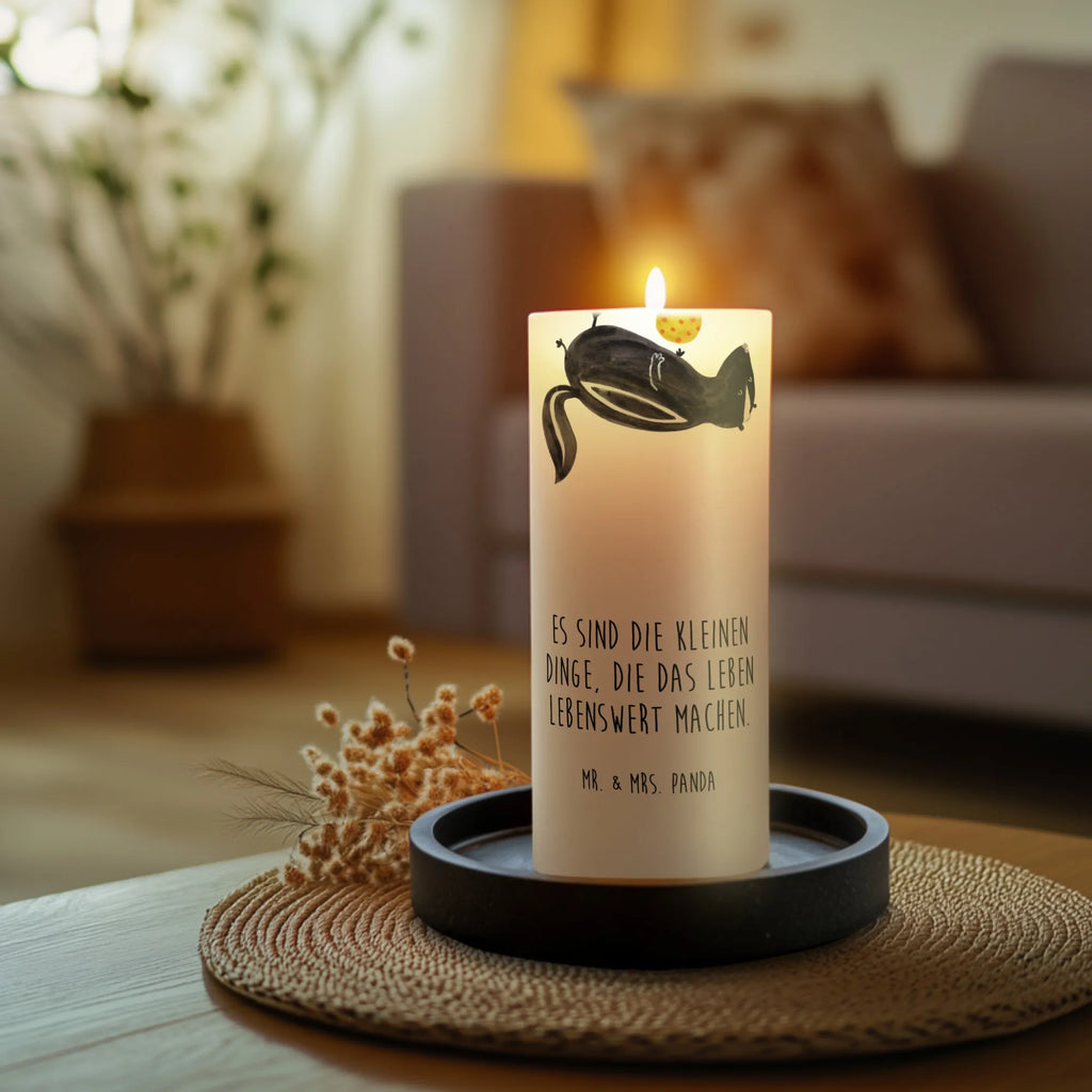 Kerze Stinktier Ball Duftkerze, Grablicht, Kerze Für Firmung, Sojawachskerze, Gedenkkerze, Kerze Für Weihnachten, Kerze Für Kommunion, Teelicht, Tafelkerze, Kerze Mit Gravur, Kerze Als Gastgeschenk, Kerze Mit Namensgravur, Kerze Für Ostern, Tischkerze, Andachtskerze, Dinnerkerzenpaar, Gartenkerze, Kerze Mit Fotoeinleger, Outdoor-Kerze, Kerze Für Hochzeit, Kerze Für Taufe, Blockkerze, Votivkerze, Grabkerze, Kerze Mit Prägung, Kerze Mit Spruch, Kerze Mit Duft, Kerze Für Geburtstag, Handgemachte Kerze, Dinnerkerze, Kerze Ohne Duft, Handgegossene Kerze, Stabkerze, Laternenkerze, Bio-Kerze, Metall-Kerze, Stumpenkerzen-Set, Fair-Trade-Kerze, Stearin­kerze, Stumpenkerze, Streukerze, Kerze Für Advent, Trauerkerze, Glas-Kerze, Kerze Mit Motiv, Kerze, Stinktier, Skunk, Wildtier, Stinker, Weisheit, verspielt, Raubtier, Stinki