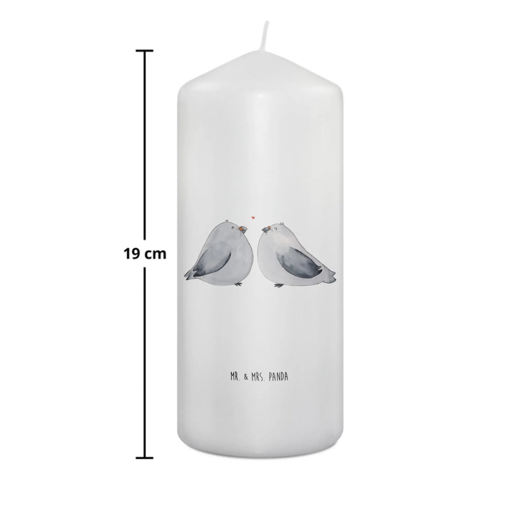 Candle Turtledoves in love Zylinderkerze, Erinnerungskerze, Dekorative Kerze, Geburtskerze, Geburtstagskerze, Erinnerungslicht, Stumpenkerze, Adventskerze, Tafelkerze, Weihnachtskerze, Schmuckkerze, Kerze Mit Spruch, Dekokerze, Bedruckte Kerze, Tischkerze, Blockkerze, Hochzeitskerze, Dinnerkerze, Kommunionskerze, Wunschkerze, Kerze Mit Motiv, Handgemachte Kerze, Grosse Kerze, Osterkerze, Laternenkerze, Gartenkerze, Wachskerze, Freundin, Freund, Liebe, Liebesgeschenk, Jahrestag, Verlobung, Partner, Ehemann, Ehefrau, Heiraten, Heiratsantrag, Hocheitstag, Turteltauben, Geschenk Freundin, Turteltäubchen, Hochzeitstag, Geschenk Freund, Geschenk Hochzeit, Verheiratet, Tauben, Verlobt, Verliebt, Liebesbeweis