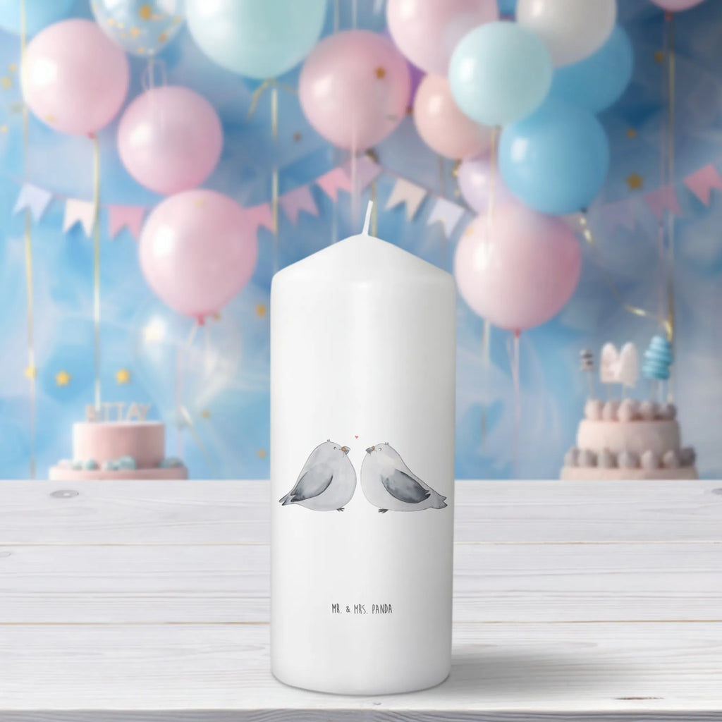 Candle Turtledoves in love Zylinderkerze, Erinnerungskerze, Dekorative Kerze, Geburtskerze, Geburtstagskerze, Erinnerungslicht, Stumpenkerze, Adventskerze, Tafelkerze, Weihnachtskerze, Schmuckkerze, Kerze Mit Spruch, Dekokerze, Bedruckte Kerze, Tischkerze, Blockkerze, Hochzeitskerze, Dinnerkerze, Kommunionskerze, Wunschkerze, Kerze Mit Motiv, Handgemachte Kerze, Grosse Kerze, Osterkerze, Laternenkerze, Gartenkerze, Wachskerze, Freundin, Freund, Liebe, Liebesgeschenk, Jahrestag, Verlobung, Partner, Ehemann, Ehefrau, Heiraten, Heiratsantrag, Hocheitstag, Turteltauben, Geschenk Freundin, Turteltäubchen, Hochzeitstag, Geschenk Freund, Geschenk Hochzeit, Verheiratet, Tauben, Verlobt, Verliebt, Liebesbeweis