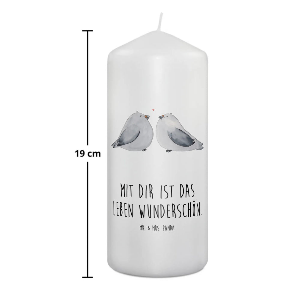 Candle Turtledoves in love Zylinderkerze, Erinnerungskerze, Dekorative Kerze, Geburtskerze, Geburtstagskerze, Erinnerungslicht, Stumpenkerze, Adventskerze, Tafelkerze, Weihnachtskerze, Schmuckkerze, Kerze Mit Spruch, Dekokerze, Bedruckte Kerze, Tischkerze, Blockkerze, Hochzeitskerze, Dinnerkerze, Kommunionskerze, Wunschkerze, Kerze Mit Motiv, Handgemachte Kerze, Grosse Kerze, Osterkerze, Laternenkerze, Gartenkerze, Wachskerze, Freundin, Freund, Liebe, Liebesgeschenk, Jahrestag, Verlobung, Partner, Ehemann, Ehefrau, Heiraten, Heiratsantrag, Hocheitstag, Turteltauben, Geschenk Freundin, Turteltäubchen, Hochzeitstag, Geschenk Freund, Geschenk Hochzeit, Verheiratet, Tauben, Verlobt, Verliebt, Liebesbeweis