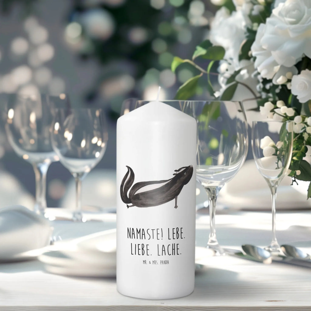 Kerze Stinktier Yoga Zylinderkerze, Dekokerze, Weihnachtskerze, Geburtstagskerze, Erinnerungskerze, Tafelkerze, Kommunionskerze, Erinnerungslicht, Osterkerze, Schmuckkerze, Gartenkerze, Bedruckte Kerze, Kerze Mit Spruch, Tischkerze, Grosse Kerze, Stumpenkerze, Wachskerze, Blockkerze, Laternenkerze, Wunschkerze, Adventskerze, Handgemachte Kerze, Dinnerkerze, Geburtskerze, Hochzeitskerze, Dekorative Kerze, Kerze Mit Motiv, Skunk, Stinktier, Lache, Stinker, Stinki, Liebe, Lebe, Namaste, Yoga, Raubtier, Wildtier