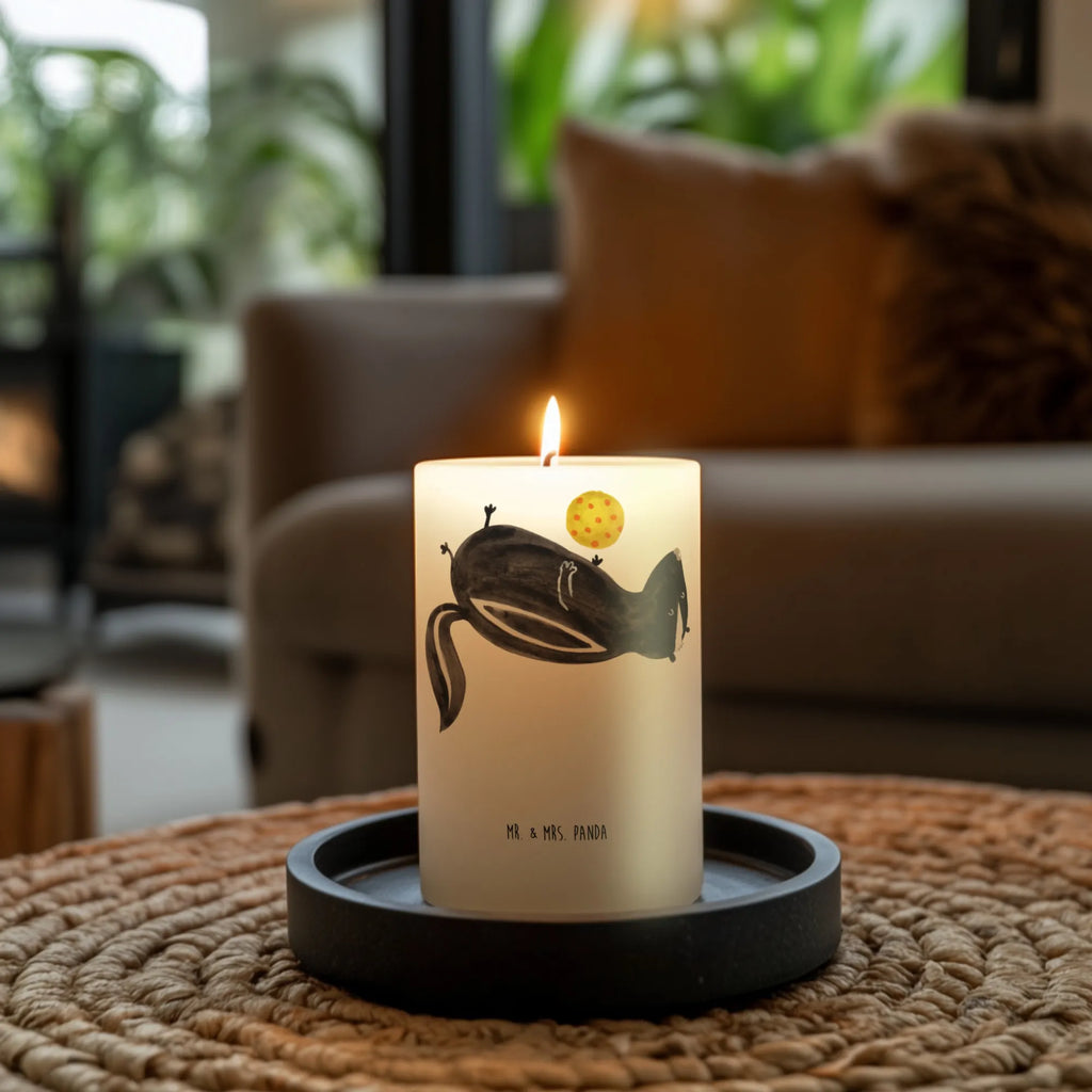 Kerze Stinktier Ball Duftkerze, Grablicht, Kerze Für Firmung, Sojawachskerze, Gedenkkerze, Kerze Für Weihnachten, Kerze Für Kommunion, Teelicht, Tafelkerze, Kerze Mit Gravur, Kerze Als Gastgeschenk, Kerze Mit Namensgravur, Kerze Für Ostern, Tischkerze, Andachtskerze, Dinnerkerzenpaar, Gartenkerze, Kerze Mit Fotoeinleger, Outdoor-Kerze, Kerze Für Hochzeit, Kerze Für Taufe, Blockkerze, Votivkerze, Grabkerze, Kerze Mit Prägung, Kerze Mit Spruch, Kerze Mit Duft, Kerze Für Geburtstag, Handgemachte Kerze, Dinnerkerze, Kerze Ohne Duft, Handgegossene Kerze, Stabkerze, Laternenkerze, Bio-Kerze, Metall-Kerze, Stumpenkerzen-Set, Fair-Trade-Kerze, Stearin­kerze, Stumpenkerze, Streukerze, Kerze Für Advent, Trauerkerze, Glas-Kerze, Kerze Mit Motiv, Kerze, Stinktier, Skunk, Wildtier, Stinker, Weisheit, verspielt, Raubtier, Stinki