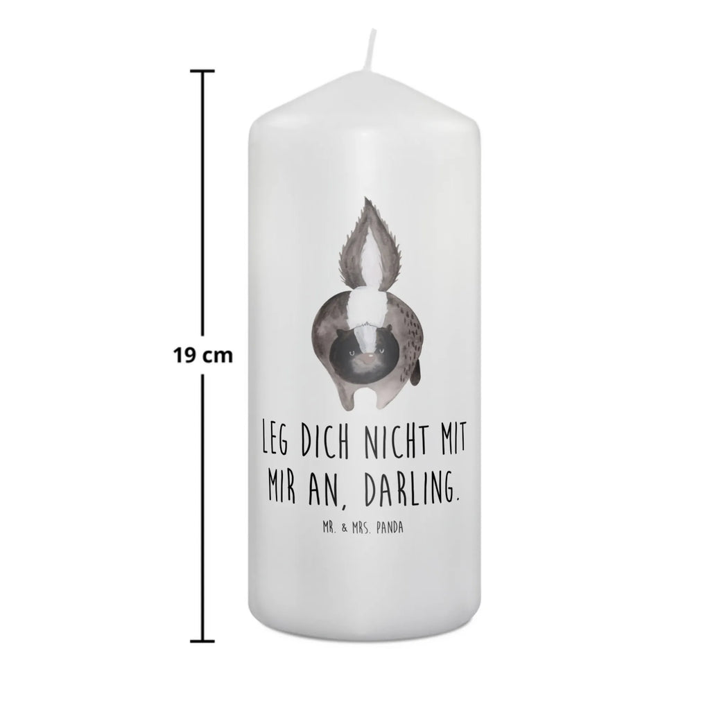 Kerze Stinktier Angriff Adventskerze, Laternenkerze, Stumpenkerze, Dinnerkerze, Hochzeitskerze, Kerze Mit Motiv, Wunschkerze, Osterkerze, Blockkerze, Gartenkerze, Weihnachtskerze, Geburtskerze, Schmuckkerze, Kommunionskerze, Handgemachte Kerze, Kerze Mit Spruch, Erinnerungskerze, Dekokerze, Bedruckte Kerze, Dekorative Kerze, Wachskerze, Erinnerungslicht, Grosse Kerze, Tischkerze, Zylinderkerze, Tafelkerze, Geburtstagskerze, Skunk, Stinktier, Raubtier, Drohung, Wildtier, Stinker, wütend, Stinki