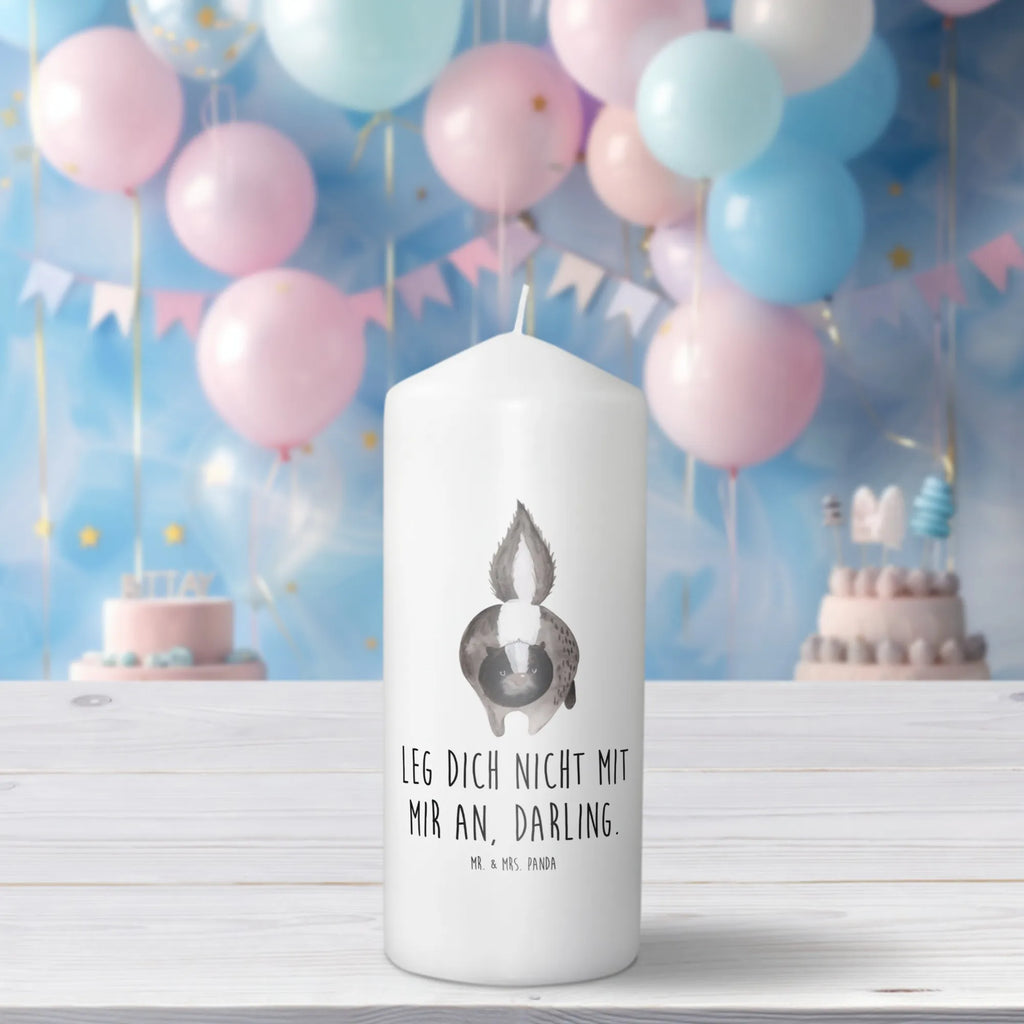 Kerze Stinktier Angriff Adventskerze, Laternenkerze, Stumpenkerze, Dinnerkerze, Hochzeitskerze, Kerze Mit Motiv, Wunschkerze, Osterkerze, Blockkerze, Gartenkerze, Weihnachtskerze, Geburtskerze, Schmuckkerze, Kommunionskerze, Handgemachte Kerze, Kerze Mit Spruch, Erinnerungskerze, Dekokerze, Bedruckte Kerze, Dekorative Kerze, Wachskerze, Erinnerungslicht, Grosse Kerze, Tischkerze, Zylinderkerze, Tafelkerze, Geburtstagskerze, Skunk, Stinktier, Raubtier, Drohung, Wildtier, Stinker, wütend, Stinki