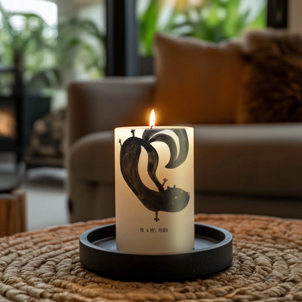 Candle skunk handstand Dekorative Kerze, Tafelkerze, Weihnachtskerze, Erinnerungslicht, Geburtskerze, Kerze Mit Spruch, Adventskerze, Gartenkerze, Geburtstagskerze, Handgemachte Kerze, Hochzeitskerze, Blockkerze, Wachskerze, Zylinderkerze, Grosse Kerze, Tischkerze, Stumpenkerze, Kommunionskerze, Dekokerze, Laternenkerze, Kerze Mit Motiv, Schmuckkerze, Osterkerze, Dinnerkerze, Wunschkerze, Erinnerungskerze, Bedruckte Kerze, Skunk, Stinktier, Spielplatz, Stinker, Verpielt, Wildtier, Stinki, Kind, Raubtier