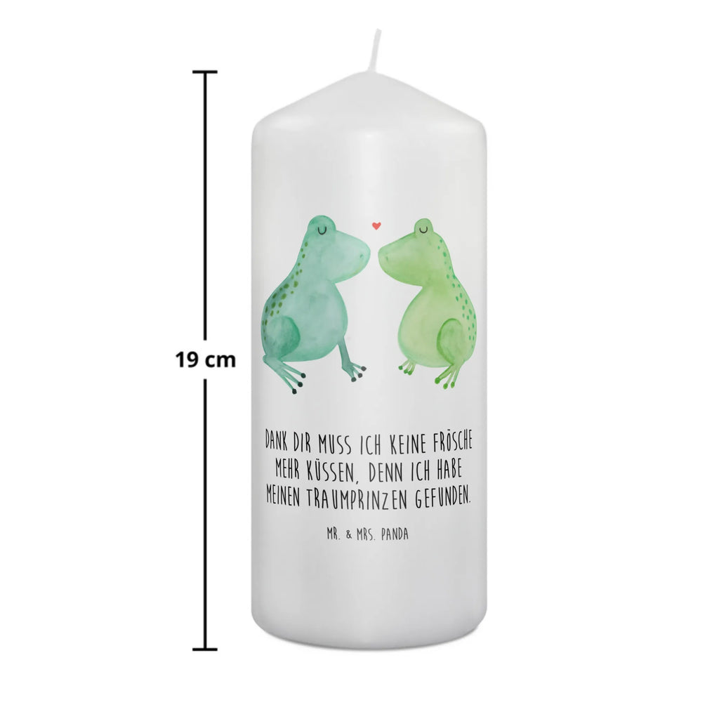 Kerze Frosch Liebe Kommunionskerze, Handgemachte Kerze, Tafelkerze, Erinnerungskerze, Erinnerungslicht, Gartenkerze, Wachskerze, Dekokerze, Kerze Mit Motiv, Dinnerkerze, Dekorative Kerze, Kerze Mit Spruch, Schmuckkerze, Geburtskerze, Bedruckte Kerze, Blockkerze, Wunschkerze, Adventskerze, Tischkerze, Grosse Kerze, Zylinderkerze, Geburtstagskerze, Osterkerze, Laternenkerze, Hochzeitskerze, Weihnachtskerze, Stumpenkerze, Freundin, Freund, Liebe, Liebesgeschenk, Jahrestag, Verlobung, Partner, Ehemann, Ehefrau, Heiraten, Heiratsantrag, Hocheitstag, Verlobt, Geschenk Freund, Froschkönig, Fröschchen, Hochzeitstag, Liebesbeweis, Verheiratet, Verliebt, Frösche, Geschenk Freundin, Geschenk Hochzeit, Frosch