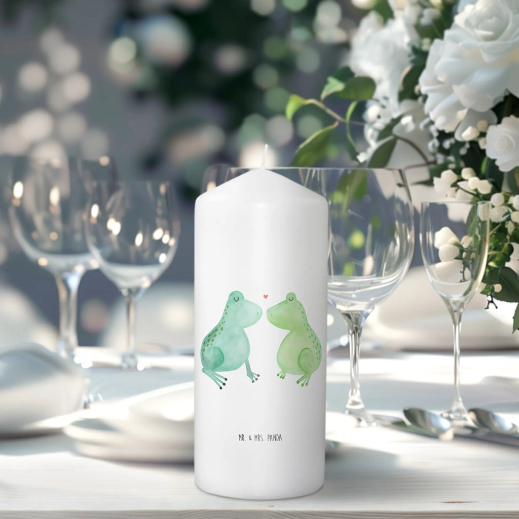 Kerze Frosch Liebe Kommunionskerze, Handgemachte Kerze, Tafelkerze, Erinnerungskerze, Erinnerungslicht, Gartenkerze, Wachskerze, Dekokerze, Kerze Mit Motiv, Dinnerkerze, Dekorative Kerze, Kerze Mit Spruch, Schmuckkerze, Geburtskerze, Bedruckte Kerze, Blockkerze, Wunschkerze, Adventskerze, Tischkerze, Grosse Kerze, Zylinderkerze, Geburtstagskerze, Osterkerze, Laternenkerze, Hochzeitskerze, Weihnachtskerze, Stumpenkerze, Freundin, Freund, Liebe, Liebesgeschenk, Jahrestag, Verlobung, Partner, Ehemann, Ehefrau, Heiraten, Heiratsantrag, Hocheitstag, Verlobt, Geschenk Freund, Froschkönig, Fröschchen, Hochzeitstag, Liebesbeweis, Verheiratet, Verliebt, Frösche, Geschenk Freundin, Geschenk Hochzeit, Frosch