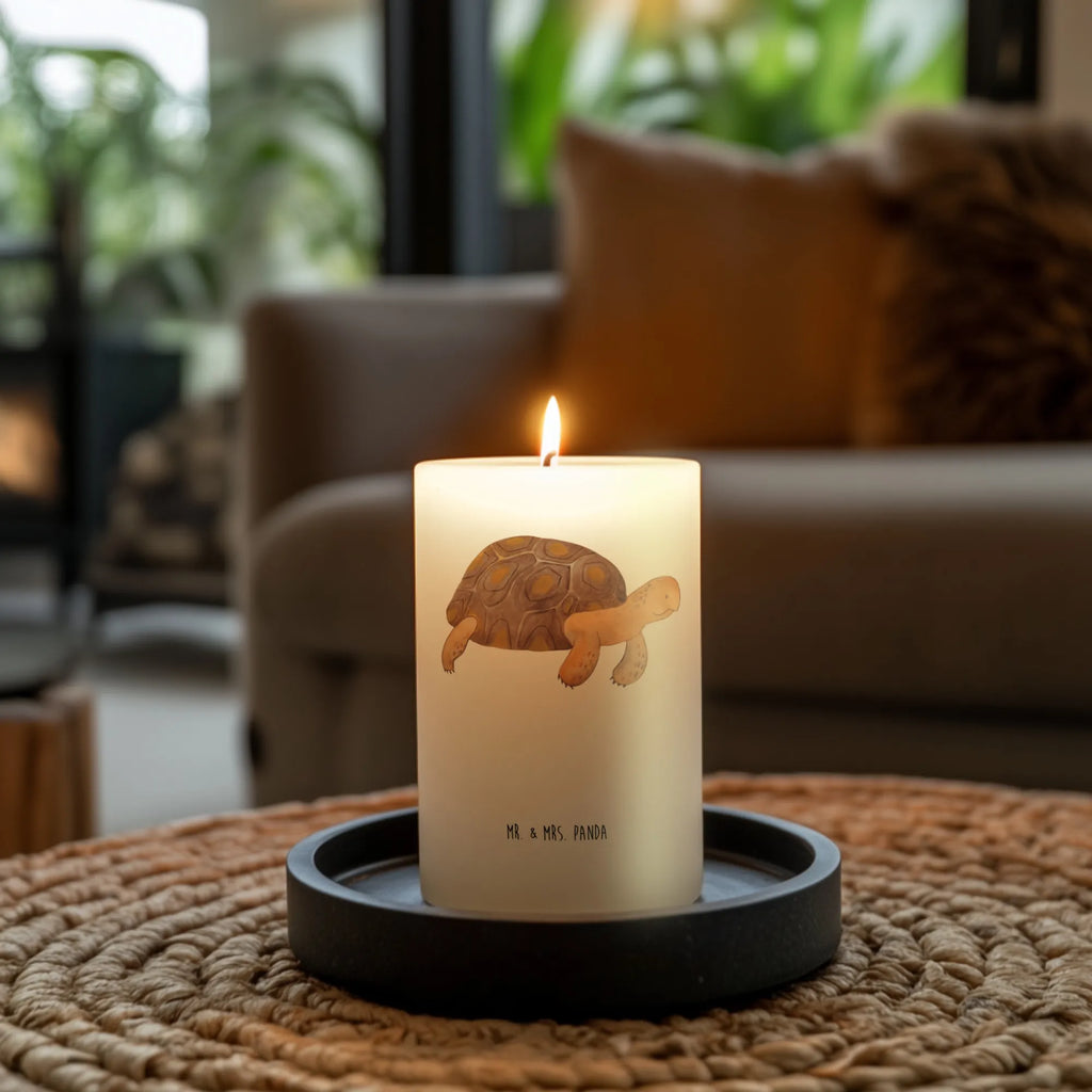Candle tortoise March Erinnerungslicht, Stumpenkerze, Grosse Kerze, Adventskerze, Blockkerze, Dinnerkerze, Osterkerze, Hochzeitskerze, Bedruckte Kerze, Dekorative Kerze, Erinnerungskerze, Tischkerze, Geburtskerze, Tafelkerze, Dekokerze, Kerze Mit Spruch, Weihnachtskerze, Gartenkerze, Zylinderkerze, Wachskerze, Geburtstagskerze, Wunschkerze, Laternenkerze, Handgemachte Kerze, Schmuckkerze, Kerze Mit Motiv, Kommunionskerze, Urlaub, Meer, Meerestiere, Reiselust, Motivation, Schildkröten, Inspiration, Get Lost, Neustart, Schildkröte, Abenteuer, Lieblingsmensch