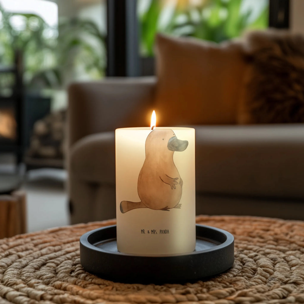 Candle platypus courage Wunschkerze, Dekokerze, Tafelkerze, Osterkerze, Erinnerungslicht, Grosse Kerze, Stumpenkerze, Schmuckkerze, Erinnerungskerze, Dinnerkerze, Handgemachte Kerze, Tischkerze, Zylinderkerze, Blockkerze, Laternenkerze, Adventskerze, Wachskerze, Hochzeitskerze, Geburtstagskerze, Dekorative Kerze, Kerze Mit Motiv, Weihnachtskerze, Gartenkerze, Kommunionskerze, Geburtskerze, Bedruckte Kerze, Kerze Mit Spruch, Urlaub, Meer, Meerestiere, Lebensweisheit, Mut, Neustart, Raodtrip, Schnabeltiere, Arbeit, Weltreise, Schnabeltier, Neuanfang, Motivation, mutig, Büro, Training