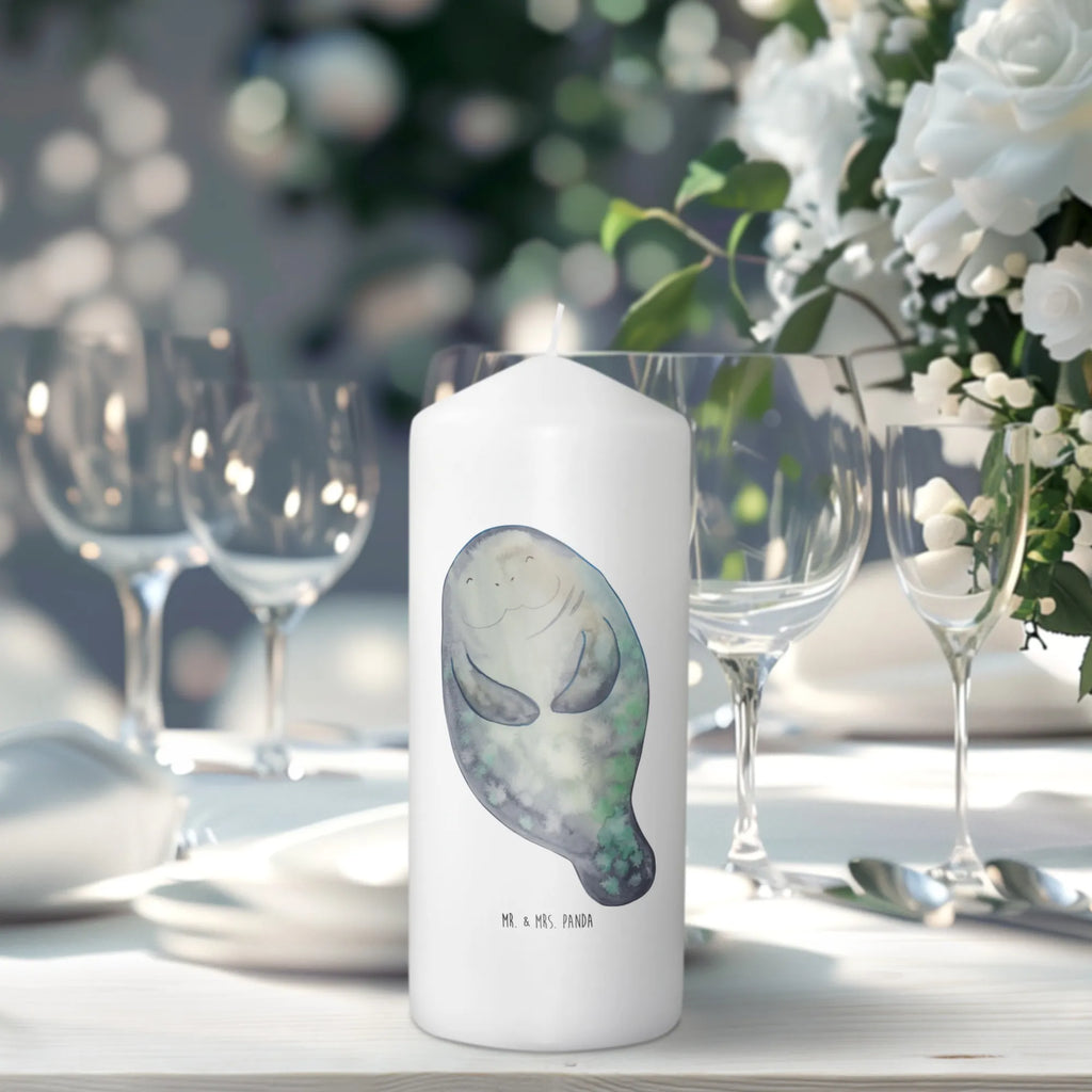 Kerze Seekuh happy Gedenkkerze, Tischkerze, Metall-Kerze, Laternenkerze, Andachtskerze, Dinnerkerzenpaar, Kerze Mit Fotoeinleger, Kerze Für Hochzeit, Kerze Mit Gravur, Kerze Für Ostern, Kerze Mit Motiv, Kerze Für Taufe, Handgemachte Kerze, Sojawachskerze, Kerze Für Advent, Glas-Kerze, Kerze Mit Namensgravur, Fair-Trade-Kerze, Streukerze, Kerze Für Firmung, Bio-Kerze, Votivkerze, Handgegossene Kerze, Stumpenkerze, Stumpenkerzen-Set, Grabkerze, Kerze Für Weihnachten, Stabkerze, Kerze, Gartenkerze, Outdoor-Kerze, Stearin­kerze, Kerze Ohne Duft, Duftkerze, Dinnerkerze, Kerze Als Gastgeschenk, Blockkerze, Kerze Mit Spruch, Kerze Mit Duft, Kerze Für Kommunion, Kerze Für Geburtstag, Trauerkerze, Teelicht, Tafelkerze, Grablicht, Kerze Mit Prägung, Meerestiere, Meer, Urlaub, Respekt, Neustart, Zufrieden, Freundin, Neuanfang, Liebeskummer, Seekuh, Selbstliebe, Seekühe, Achtsamkeit