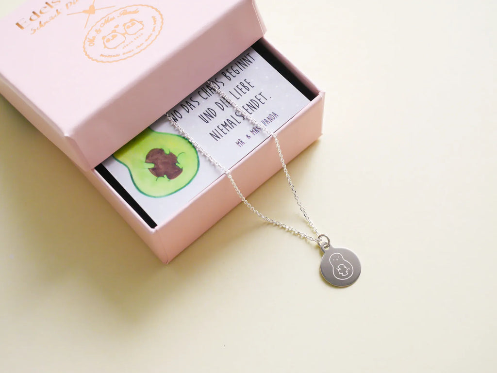 Halskette Avocado Kern rollt Collier, Layering Kette, Goldkette, Choker, Designkette, Luxuskette, Statementkette, Vintage-Kette, Festival-Kette, Roségoldkette, Kreuzkette, Ethno-Kette, Miniaturkette, Silberkette, Geschenk-Halskette, moderne Kette, Namenskette, klassische Kette, Alltagskette, Schmuck für Damen, Kette, elegante Kette, Herzchenkette, Halskette, Boho-Kette, Brautkette, Kettenanhänger, Anhängerkette, kurzer Halsschmuck, Casual-Kette, romantische Kette, Schmuckkette, Y-Kette, Modeschmuckkette, Gravurkette, Avocado, Veggie, Vegan, Gesund, Baby, Schwanger, Love, große Liebe, Schwangerschaft, Liebe, Avocados, Geburtstag, erstes Kind, Babyparty, Kind, Säugling, zur Geburt, Geburt